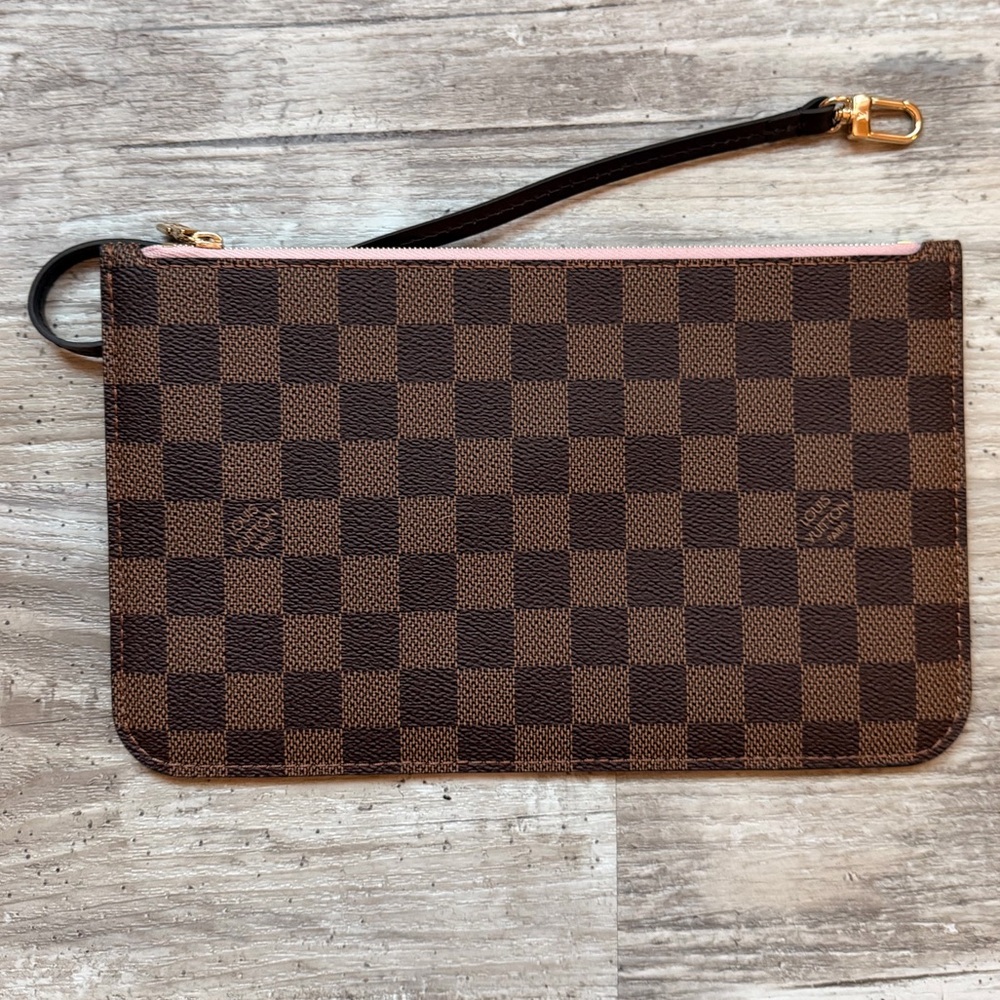 LOUIS VUITTON Damier Ebene
Neverfull MM Wristlet/Pouch Rose Ballerine